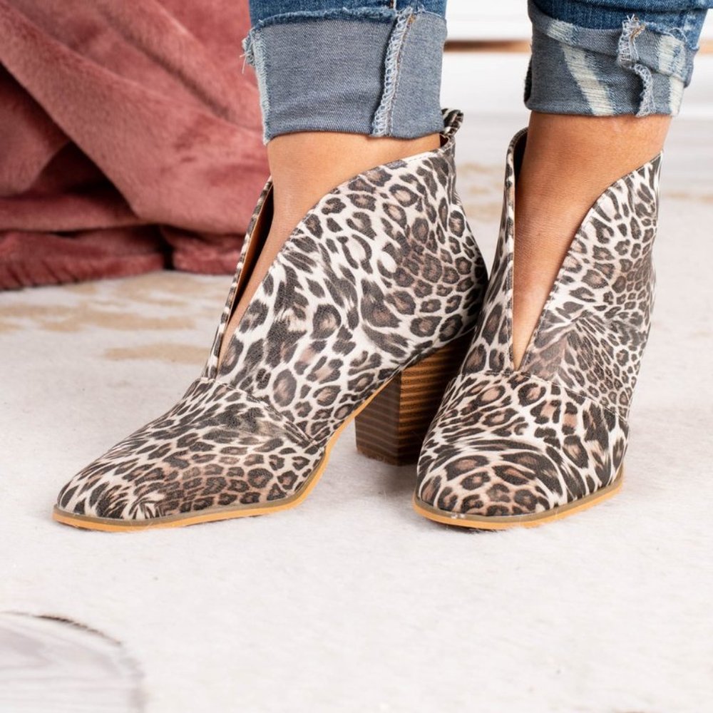 💥💥 FRONT DEEP VCUT LEOPARD BLOCK HEEL BOOTIES 💥💥 - Picture 4 of 6